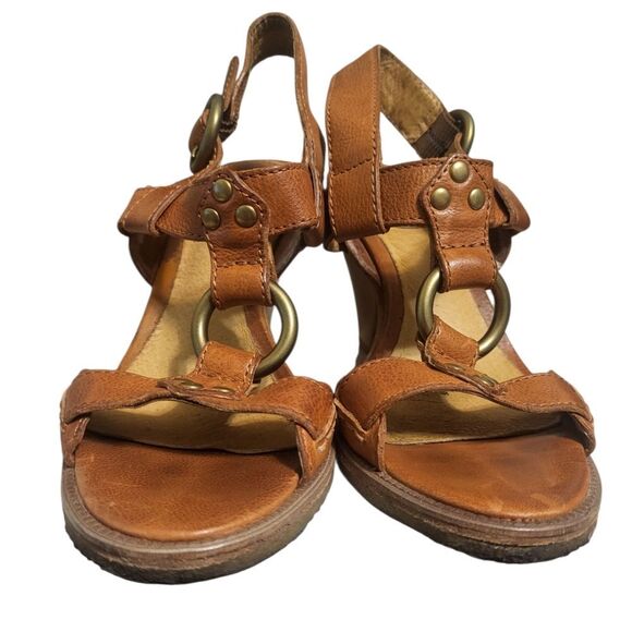 Frye by Anthropologie Mandy T-Strap Leather Sandals in Cognac Brown, Size 6 - Picture 8 of 13